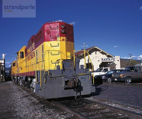 Zug-Engine auf Bahngleis  Santa Fe  New Mexico  USA