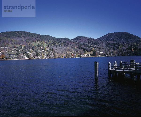 See mit Stadt im Hintergrund  Schliersees  Schliersee  Bayern  Deutschland