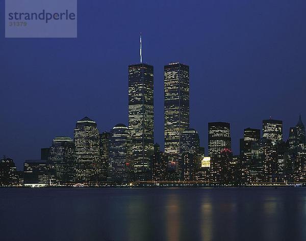 Gebäude beleuchtet bei Nacht  World Trade Center  Lower Manhattan  Manhattan  New York City  New York State  USA