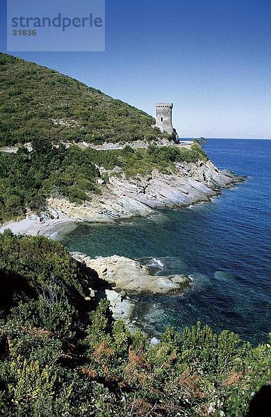 Küste mit genuesischen Wachturm  Tour de Losse  Pietracorbara  Cap Corse  Korsika  Frankreich