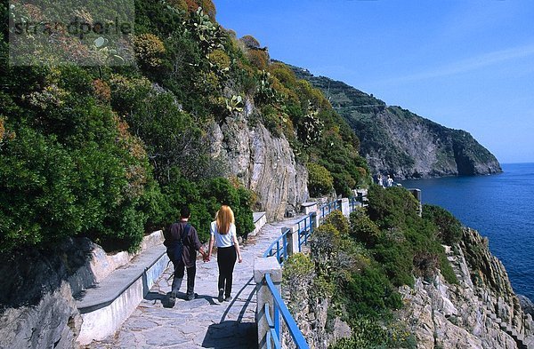 Paar Wandern am Gehweg  Via Dell Amore  Manarola  Cinque Terre  Ligurien  Italien