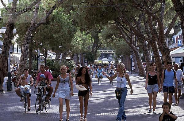 Touristen zu Fuß auf Straße  Adria Küste  Riccione  Provinz Rimini  Emilia-Romagna  Italien