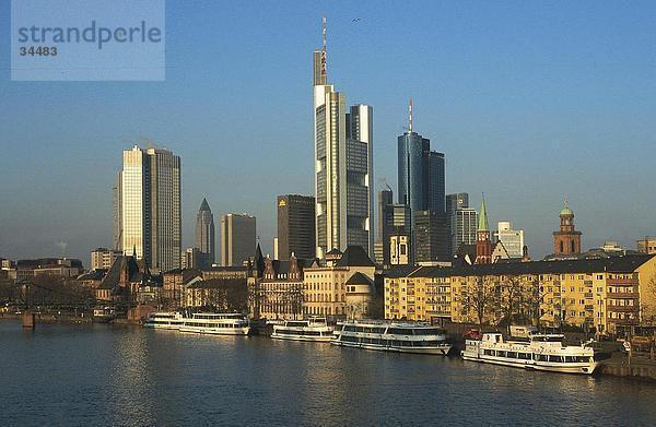 Wolkenkratzer in der Stadt  Main River  Frankfurt am Main  Hessen  Deutschland