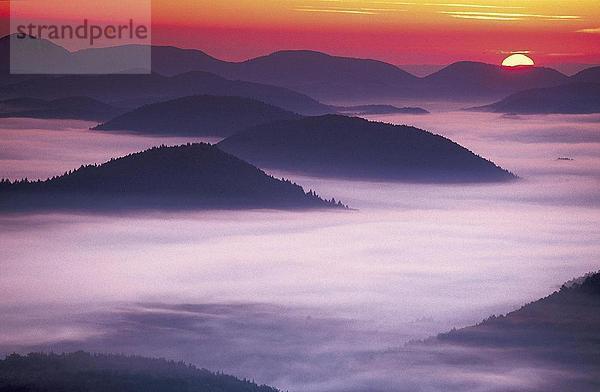 Wolken über Berge  Nothweiler  Sudwestpfalz  Rheinland-Pfalz  Deutschland