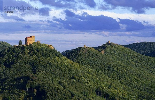 Schloss auf dem Hügel  Trifels Schloss  Annweiler  Sudliche Weinstrabe  Rheinland-Pfalz  Deutschland