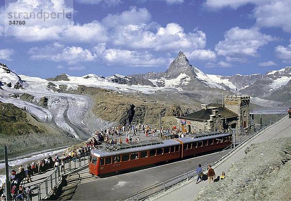 Trainieren Sie weitergehen Bahngleis mit Gebirge im Hintergrund  Mt Matterhorn  Gornergrat  Schweiz