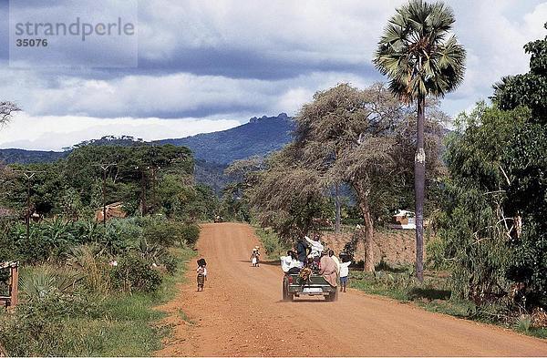 Unbefestigte Straße durch Berge  Rumphi  Malawi