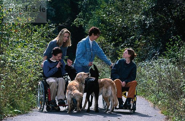 Behinderte Menschen mit Hunden im park