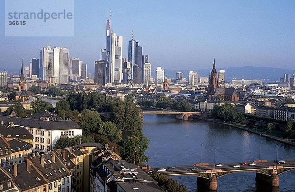 Brücke über Fluss mit Skyline der Stadt im Hintergrund  Main River  Frankfurt am Main  Hessen  Deutschland