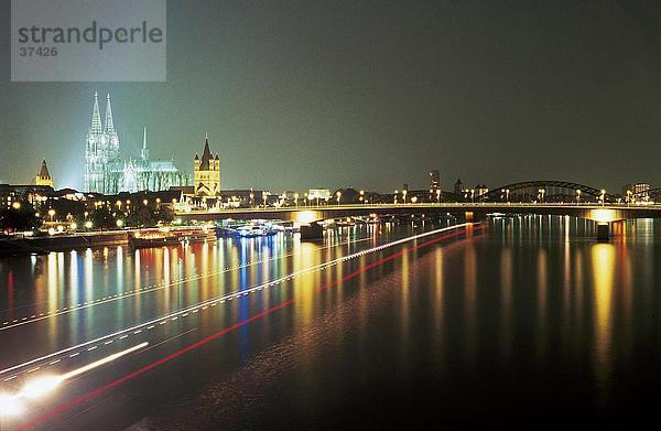 Schöne Stadt anzeigen fro River in der Nacht  Rhein River  Köln  Nordrhein-Westfalen  Deutschland