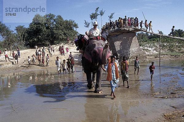 Touristen auf Elephant Crossing River  Nepal