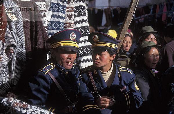 Zwei Männer in Uniform  Jokhang Tempel  Barkhor  Lhasa  Tibet  China