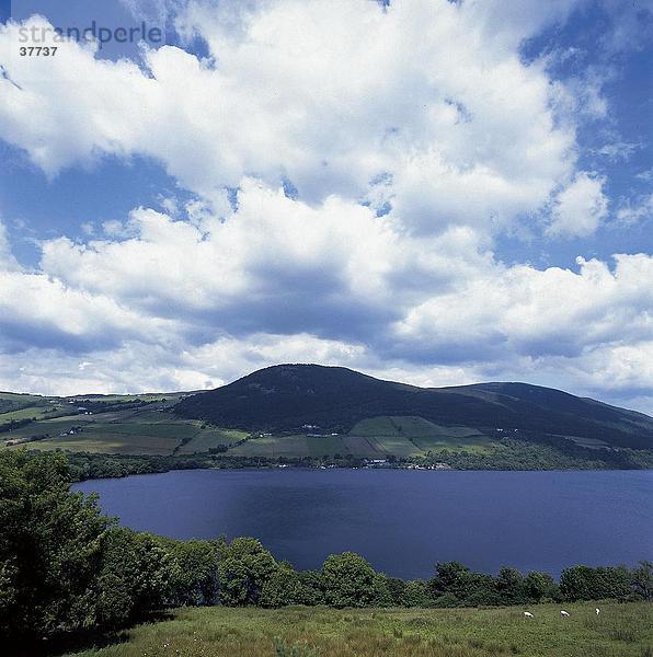 Alte Ruinen der Burg am Seeufer  Urquhart Castle  Loch Ness  Drumnadrochit  Region Highlands  Scotland