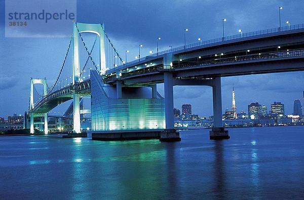 Brücke über Fluss  Regenbogenbrücke  Präfektur Tokio  Japan