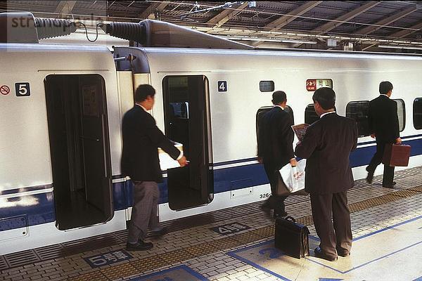 Geschäftsleute auf der u-Bahn Station  Präfektur Tokio  Japan