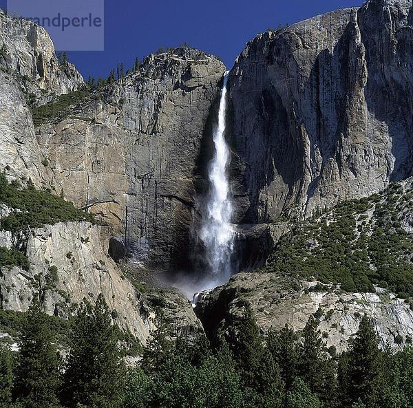 Wasserfall in Bergen  Yosemite Falls  Yosemite-Nationalpark  Kalifornien  USA