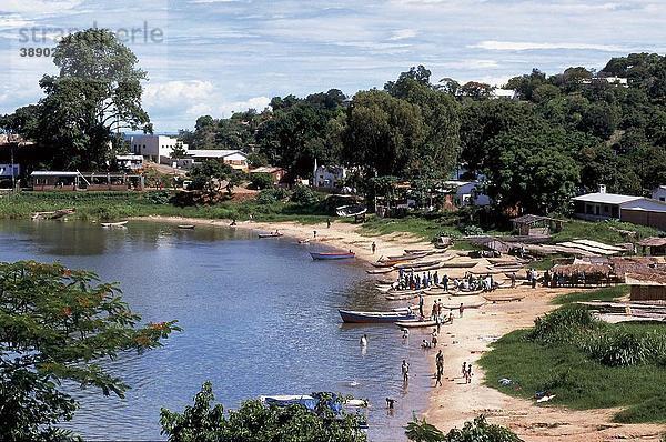 Menschen am Strand  Nkhata Bay  Malawisee