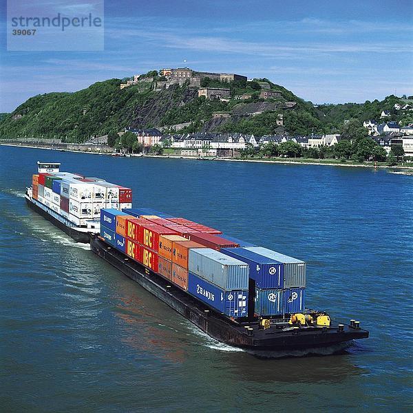 Containerschiff im Fluss  Rhein  Festung Ehrenbreitstein  Koblenz  Deutschland