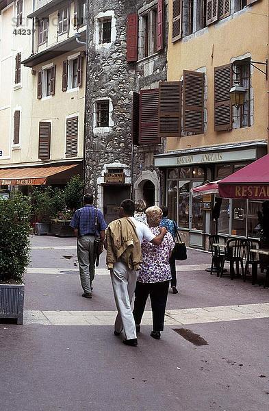 Rückansicht des Touristen auf shopping Road  Annecy  Frankreich
