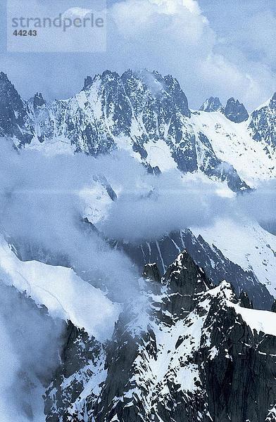 Wolken über schneebedeckte Berge  Mont Blanc-Massiv  Frankreich