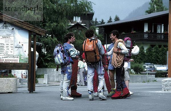 Gruppe von Bergsteiger auf Road  Chamonix  Frankreich
