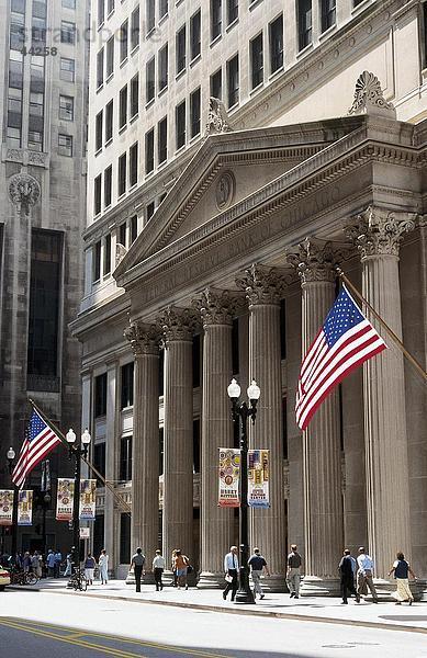 Amerikanischen Flaggen an financial Gebäude  Federal Reserve Bank Of Chicago  Chicago  Illinois  USA