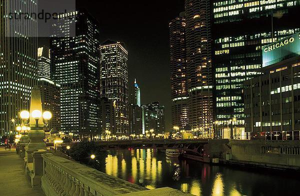 Gebäuden entlang der Fluss beleuchtet in der Nacht  Marina Towers  Wacker Treiber  Chicago River  Chicago  Illinois  USA