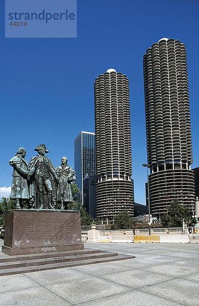 Statuen von Robert Morris  George Washington und Haym Salomon  Marina Towers  Wacker Drive  Marina City  Chicago  Illinois  USA