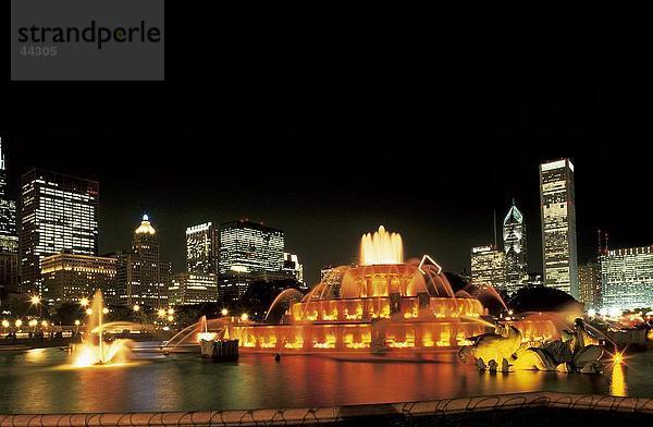 Brunnen und Gebäude beleuchtet nachts  Buckingham Fountain  Amoco Gebäude  Chicago  Illinois  USA