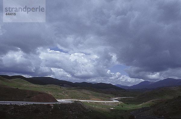 Gewitterwolken über Landschaft  Metsovo  Ioannina  Griechenland