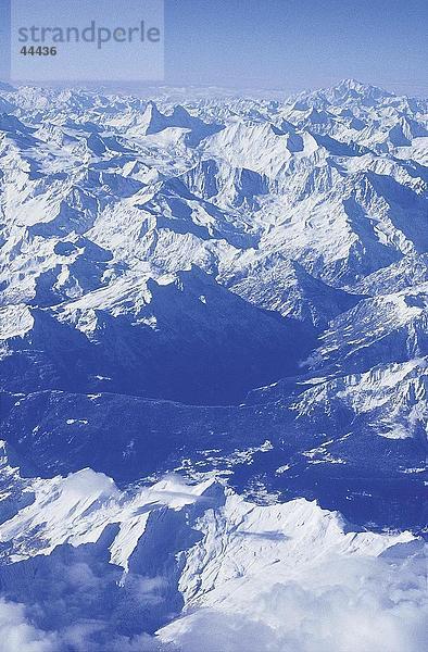 Panoramablick auf schneebedeckten Gebirgszug  Mt Matterhorn  Schweiz