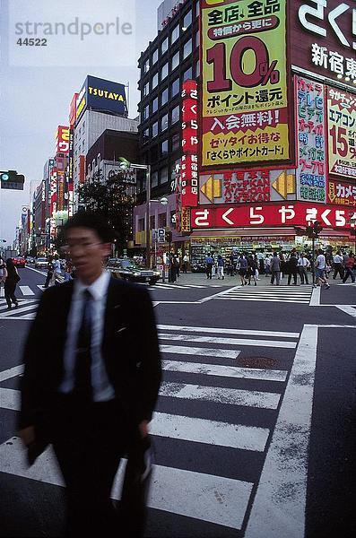 Businessman Crossing Road  Tokio  Japan