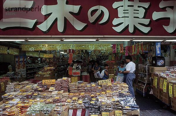 Waren angezeigt am Eingang ein Supermarkt  Tokio  Japan  Asien