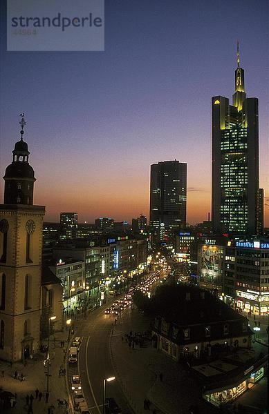 Kirche beleuchtet nachts  St Catherine's Kirche  Frankfurt am Main  Hessen  Deutschland