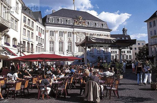 Touristen im outdoor Cafe  Bonn  Deutschland