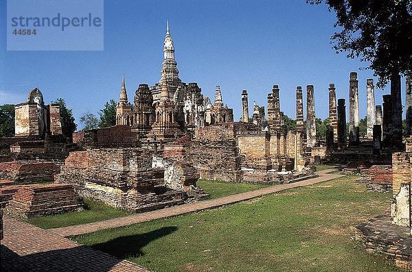 Alten Stupas unter blauen Himmel  Wat Mahathat Sukhothai  Thailand