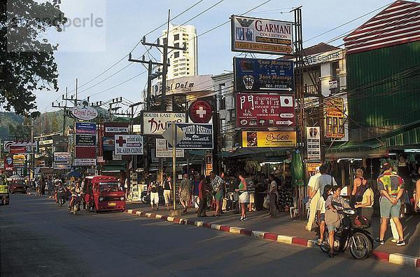 Menschenbei am Straßenrand Markt  Patong  Phuket  Thailand