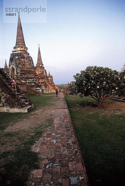 Touristen am alten Stupas  Wat Phra Si Sanphet  Bangkok  Thailand