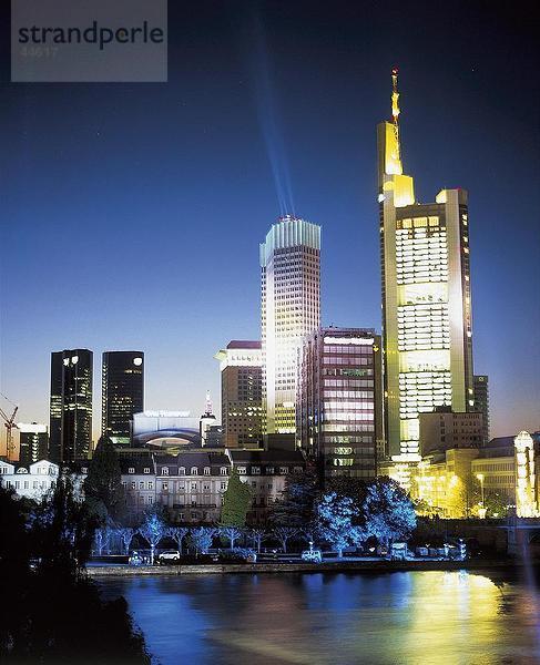 Laser-Show über River  Main River  Europäische Zentralbank  Frankfurt  Deutschland