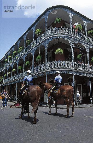 Zwei Polizisten reiten Pferde auf Road  French Quarter  Bourbon Street  New Orleans  Louisiana  USA