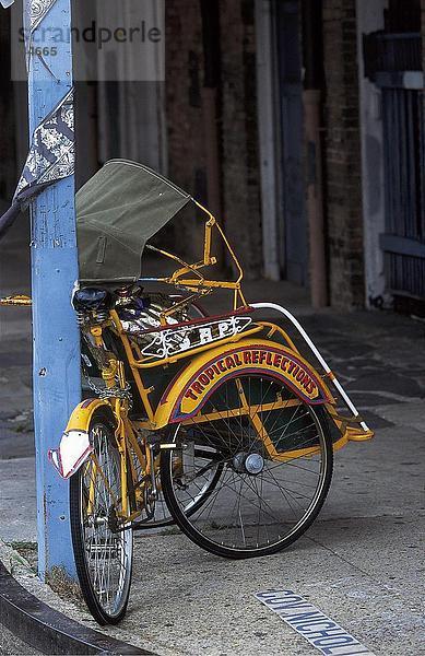 Fahrrad-Rikscha verkettet mit Pole am Straßenrand  French Quarter  New Orleans  Louisiana  USA