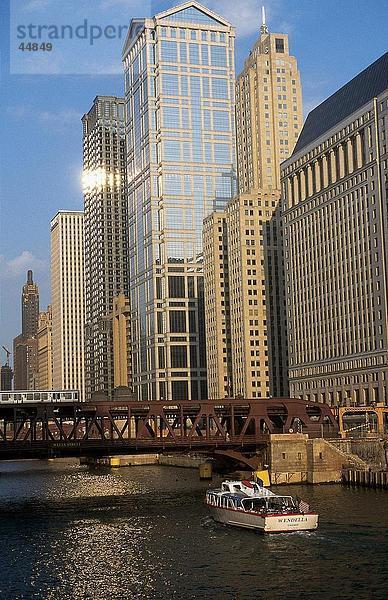 Wolkenkratzer-Fluß entlang  R. R. Donnelley Center  Wacker Drive  Chicago River  Chicago  Illinois  USA