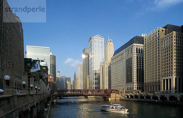 Wolkenkratzer-Fluß entlang  R. R. Donnelley Center  Wacker Drive  Chicago River  Chicago  Illinois  USA