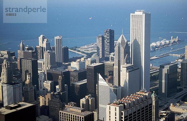 Hochhäuser in Stadt mit See im Hintergrund vom Sears Tower  Amoco Gebäude  Lake Michigan  Chicago  Illinois  USA