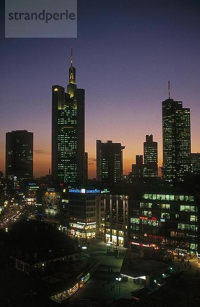 Bürogebäude beleuchtet nachts in Stadt  Hauptwache  Frankfurt  Deutschland