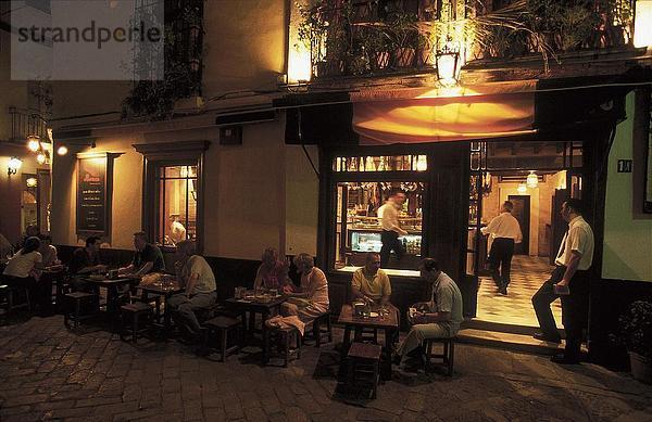 Touristen im Restaurant während der Nacht  Barrio de Santa Cruz  Sevilla  Andalusien  Spanien