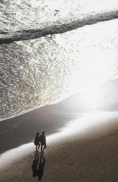 Luftbild von paar Wandern am Strand  Conil De La Frontera  Costa De La Luz  Andalusien  Spanien