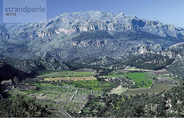 Tal umgeben von Bergketten  Serra de Tramuntana  Puig Roig  Mallorca  Balearen  Spanien