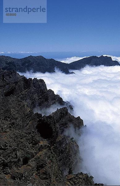 Wolken in der Nähe von Bergen  Caldera De Taburiente  La Palma  Kanarische Inseln  Spanien