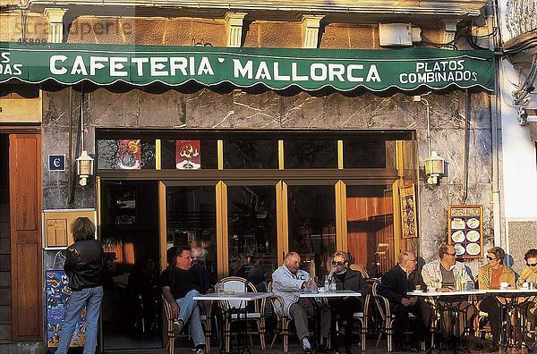 Touristen am aus Tür Cafe  Port de Soller  Mallorca  Balearen  Spanien